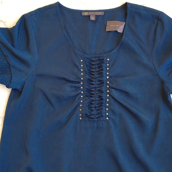 NWT. The Limited Short Sleeve Blouse w/front design and elastic designed edges. - Picture 4 of 4